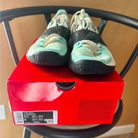 Nike- Kyrie Low 3 - Size-6.5